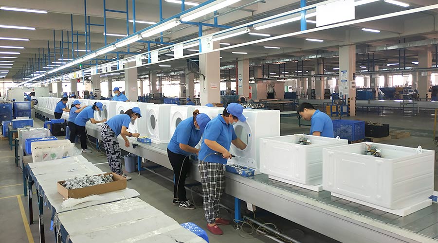 高效率！員工們忙碌地開展巴西客戶的衣物烘干機(jī)生產(chǎn)工作