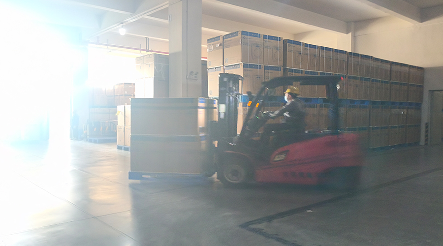 倉庫繁忙，每日多條柜滾筒干衣機發(fā)往全球