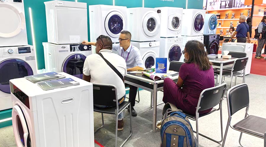 廣交會(huì)參展第一天！金環(huán)電器吸引國(guó)內(nèi)外客戶參觀交流