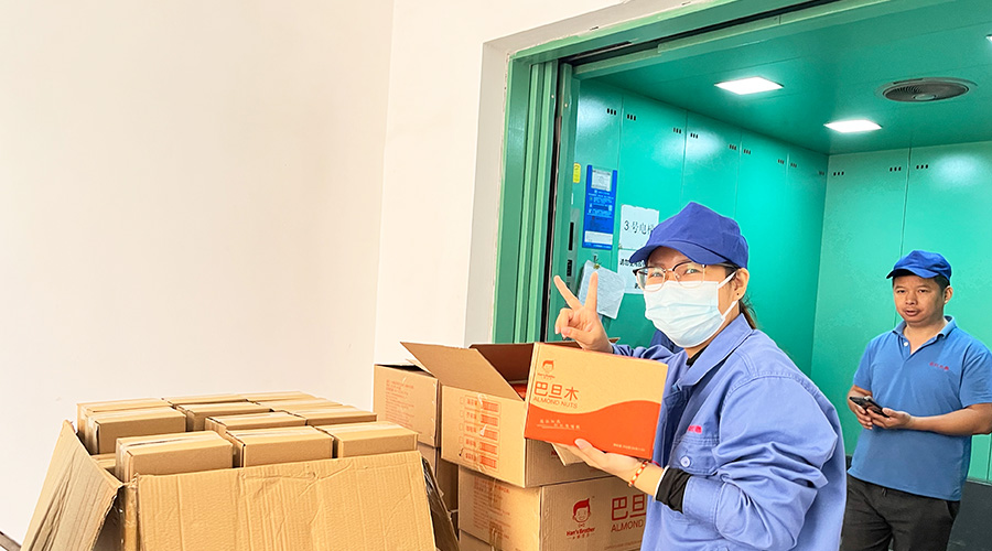 喜笑顏開！三八婦女節(jié)  金環(huán)電器發(fā)放禮品暖人心