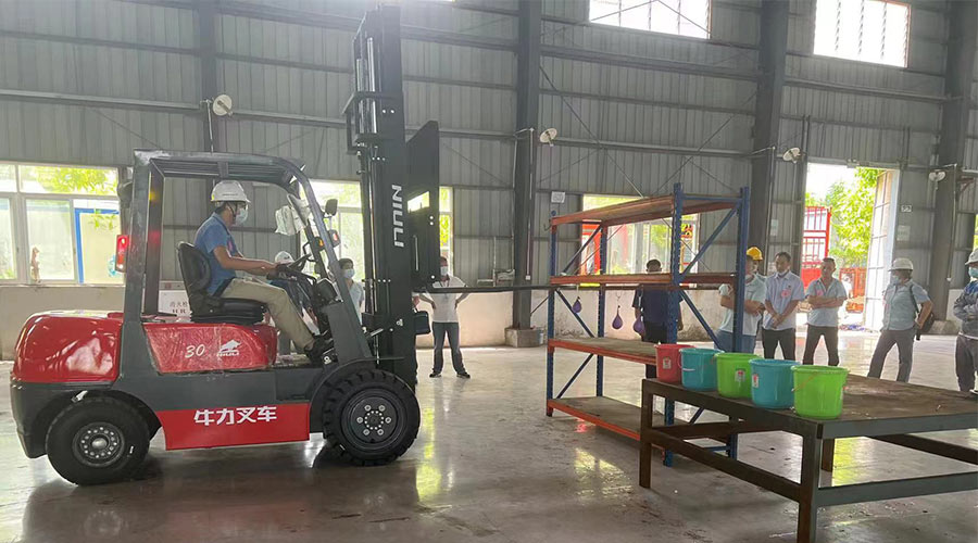 比技能 展風(fēng)采！金環(huán)電器參與鶴城鎮(zhèn)第二屆企業(yè)職工叉車技能競(jìng)賽